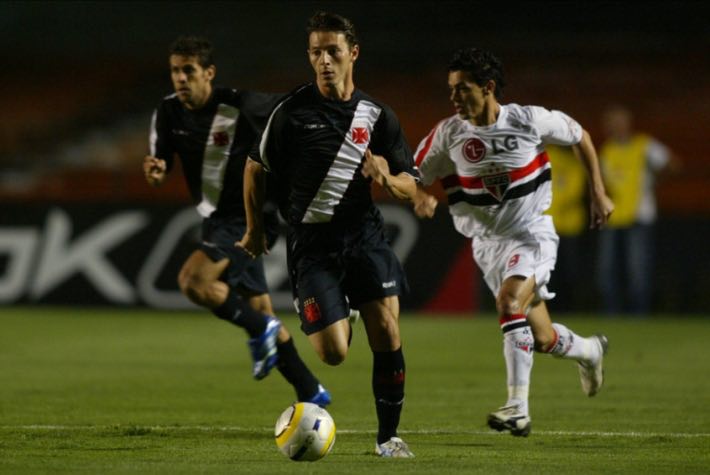 Leandro Amaral fez uma ótima temporada com o Vasco em 2007 e assinou com o Fluminense no ano seguinte. O Cruz-Maltino, no entanto, fez valer na justiça uma cláusula de renovação automática e o atacante foi obrigado a voltar para São Januário. Depois de deixar a Colina não voltou a ter o mesmo sucesso.  