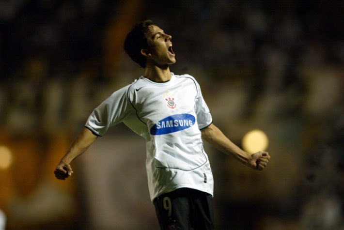 14º - Nilmar (Do Lyon para o Corinthians) - 2006 - R$ 27,8 milhões