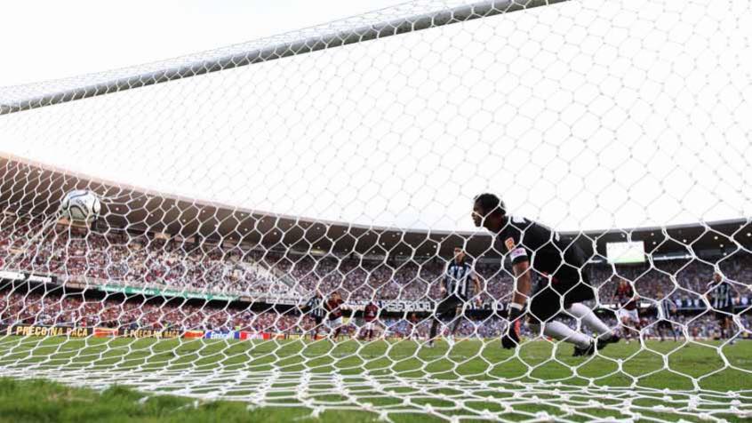 Botafogo 2 x 1 Flamengo (Carioca 2010): A decisão do Carioca de 2010 é uma das vitórias mais comemoradas pela torcida do Botafogo. Após três vice-campeonatos para o Flamengo, o Glorioso conseguiu a esperada revanche com vitória por 2 a 1, com direito ao inesquecível pênalti cobrado com cavadinha por Loco Abreu.