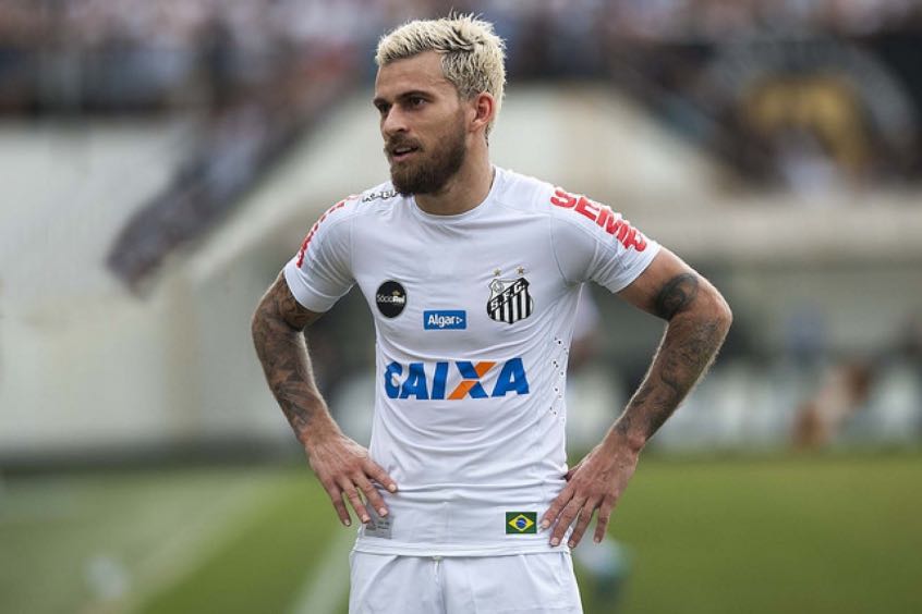 Em 2016, Lucas Lima não quis renovar com o Santos e ficou no clube até o fim do contrato, com rendimento abaixo do esperado. No ano seguinte acertou com o Palmeiras