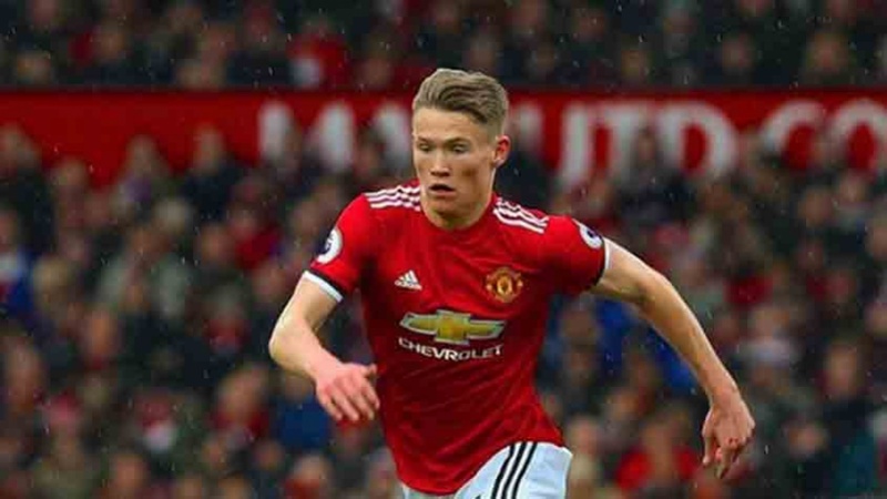 ESQUENTOU - Manchester United (Inglaterra) e Bayern de Munique podem realizar uma troca de meio-campistas nos últimos dias da janela de transferências. Isso porque o volante Scott McTominay (foto) pode estar de saída rumo ao clube alemão, segundo o jornal 'Bild'. Seu valor de mercado gira em torno dos 25 milhões de euros (R$ 131,8 milhões na cotação atual), mas uma alternativa mais simples pode ser colocada em prática: uma troca com o meia Ryan Gravenberch. O jogador tem valor de mercado semelhante ao do escocês e, por isso, uma troca seria boa para ambos os clubes. 