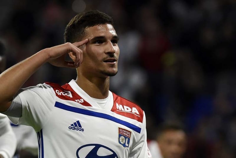 ESQUENTOU - O Arsenal não desistiu da contratação de Houssem Aouar. De acordo com o "Daily Express", os Gunners farão uma nova proposta ao Lyon pelo meio-campista francês.
