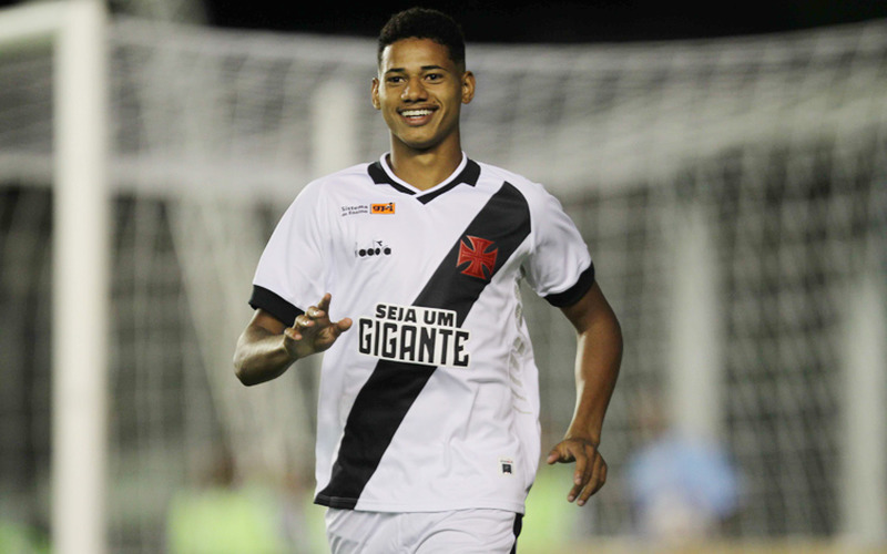 ESQUENTOU - O atacante Marrony foi liberado do treino do Vasco desta quinta-feira, logo não participou e, desta forma, está com o futuro cada vez mais presente no Atlético-MG. A negociação, que vem se arrastando nos últimos dias, terá seus últimos desdobramentos nas próximas horas.