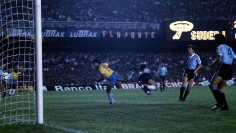 15 - Brasil 1x0 Uruguai (1989) - A seleção não ganhava a Copa América há 40 anos, e a pressão aumentava após as derrotas nos Mundiais de 82 e 86. Porém, após passe de Mazinho, Romário marcou o gol da vitória e do título brasileiro em pleno Maracanã. 
