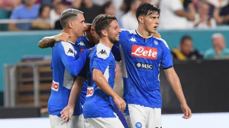 Napoli - Uma das maiores sensações do futebol italiano nos anos 80, quase foi extinta em 2004, quando a justiça do país decretou a falência do clube, que tinha uma dívida de 70 milhões de euros. Com a chegada do produtor cinematográfico Aurélio de Laurentiis, o clube sanou as dívidas e apresentou um novo nome: Napoli Soccer. Anos depois, a equipe conseguiu recuperar o antigo nome: Società Sportiva Calcio Napoli.