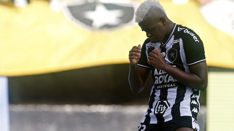 ESFRIOU - A passagem de Marcos Vinícius no Botafogo chegou ao fim. Contratado na metade de 2017, em uma troca com Sassá junto ao Cruzeiro, o meio-campista nunca engatou uma sequência de partidas  pelo Alvinegro, que não renovará o vínculo do jogador de 25 anos, que se encerra nesta terça-feira.