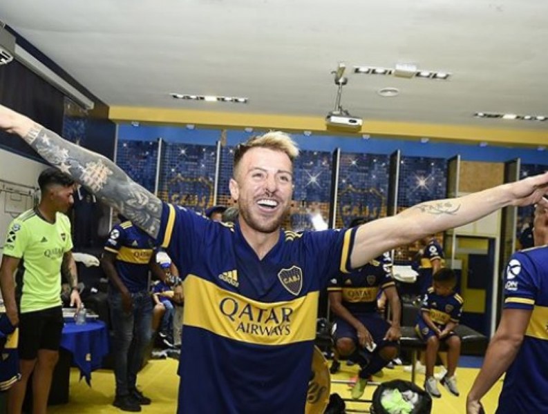 ESQUENTOU - A novela entre Julio Buffarini e Boca Juniors continua. A mídia argentina informou que o clube retomou os contatos com o lateral-direito e promete lutar com todas as forças para acertar a renovação de contrato. Inicialmente, o Boca havia oferecido um ano de contrato, mas a proposta acabou negada. Para ficar, Buffarini pede dois anos de acordo. Depois de muita conversa, o time Xeneize topou renovar com os termos propostos pelo lateral-direito e também vai aumentar o salário, algo que era pleiteado pelo atleta.