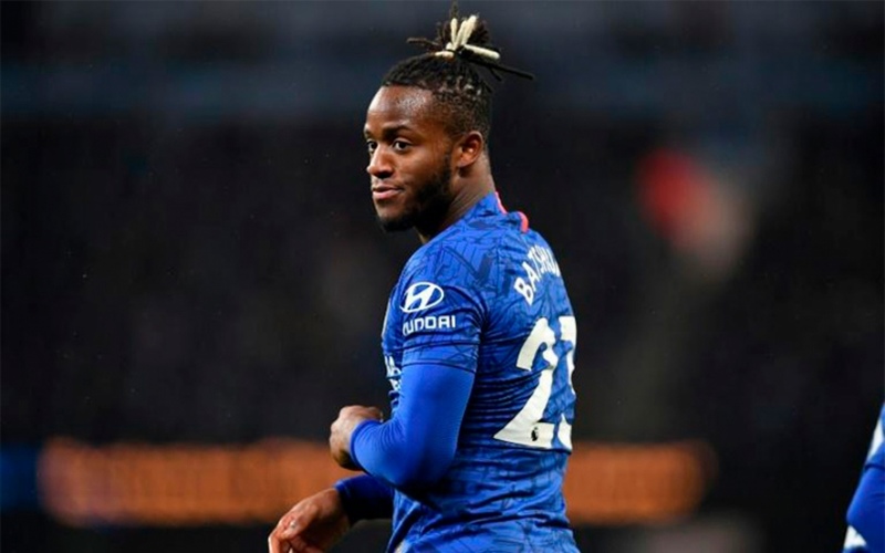 ESQUENTOU: O atacante Batshuayi, do Chelsea, irá renovar uma extensão contratual, mas irá jogar por empréstimo pelo Crystal Palace na próxima temporada, de acordo com o “Daily Mail”. O objetivo do clube inglês é não perder o atleta de 26 anos de graça na próxima janela de verão europeu, uma vez que o vínculo do belga com os Blues termina em 2021.