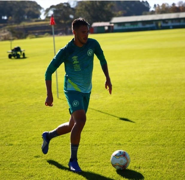 ESFRIOU - O Athletico continua ativo no mercado de transferências e busca a aquisição de jovens talentos do futebol brasileiro. Se na sexta-feira o Furacão confirmou o zagueiro Edu, neste sábado o time da Arena da Baixada não obteve êxito na contratação de Vini Locatelli, que está na Chapecoense.