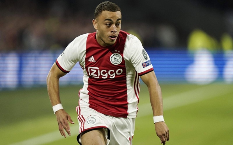 ESQUENTOU - Segundo o jornal alemão 'Bild', o Bayern de Munique já iniciou contatos com o Ajax para assinar com o jovem lateral-direito Sergiño Dest. Ainda de acordo com a publicação, os bávaros já fizeram uma primeira oferta de empréstimo, com opção de compra, que foi descartada pela equipe de Amsterdã. O jogador, de 19 anos, tem contrato até 2022.