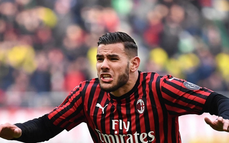 ESFRIOU - Em meio à pandemia, o nome de Theo Hernández, do Milan, tem sido ventilado em diversos clubes europeus. Todavia, o jogador comentou em entrevista à rádio 'Onda Cero', que pretende continuar na Itália e fez juras de amor ao clube Rossonero. "Eu assinei um contrato de quatro anos e estou muito feliz aqui", afirmou o lateral esquerdo francês. 