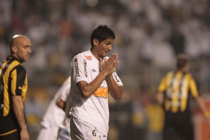 Durval (Santos) - Ao lado de Neymar e Ganso, Durval fez parte do grande time do Santos de 2010 a 2013. O zagueiro também fez parte das convocações de Mano Menezes. Duval se aposentou em 2018 no Sport.