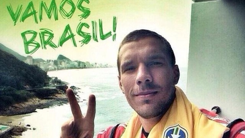  Durante o Mundial de 2014, no Brasil, o atacante Lukas Podolski teve destaque nas redes sociais. Sempre muito solicito, ele interagiu com os torcedores brasileiros e postou uma foto  com a camisa da seleção no pescoço e a seguinte mensagem: "Vamos Brasil!" Ele também postou textos em português e utilizou Hashtags como #Brasil, #CoraçaoVerdeeAmarelo e #noveleiro.