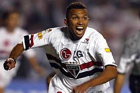 AMOROSO - Encerrou a carreira de atacante em 2010, no Guarani, e hoje é embaixador da equipe de lendas do Borussia Dortmund (ALE). Foi um dos organizadores da Legends Cup no Morumbi. Também atua como comentarista na ESPN Brasil.