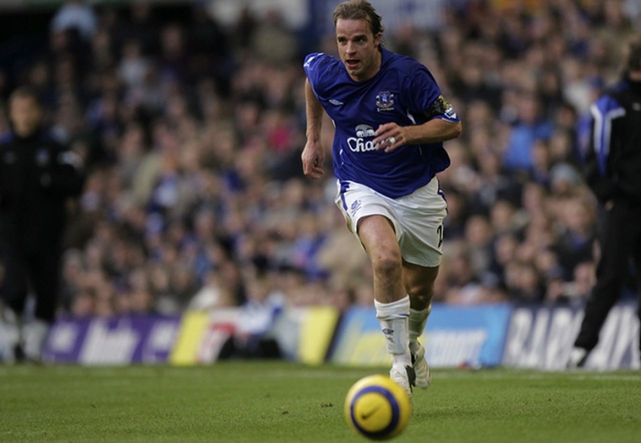 15° - Conhecido pelo gol marcado pela Inter de Milão contra o Arsenal em 2003, o ex-meia holandês Andy van der Meyde chegou ao Everton em 2005. Ficou no clube de Liverpool por quatro temporada, mas realizou somente 24 partidas e não marcou gols.