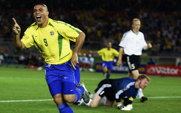 Outro momento memorável foi o gol de Ronaldo Fenômeno na final da Copa de 2002, contra a Alemanha. A partida estava 1 a 0 e, aos 33 minutos do segundo tempo, o jogador estufa as redes de Kahn e Galvão solta o gogó.