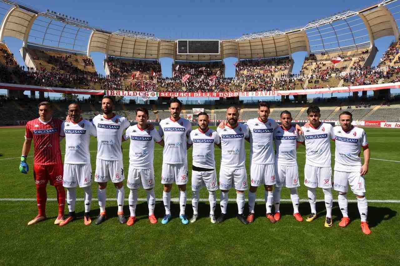 Bari - Um dos clubes mais tradicionais da Itália (110 anos de história), decretou falência em 2018 e teve que reiniciar na quarta divisão do futebol do país. No ano seguinte, garantiu acesso à série C da Itália.