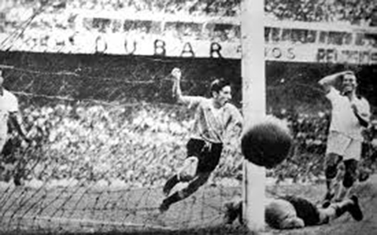 O Uruguai venceu dois “vizinhos” em seus títulos mundiais. Em 1930, a Celeste superou a Argentina na decisão, e em 1950, venceu o Brasil em pleno Maracanã.