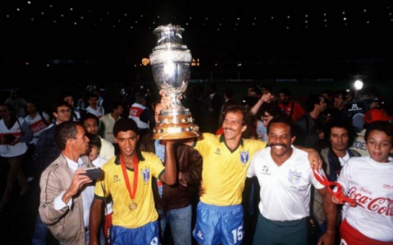 Com gol de Romário, o Brasil conquistou a Copa América de 89, no estádio do Maracanã, em cima do Uruguai. 
