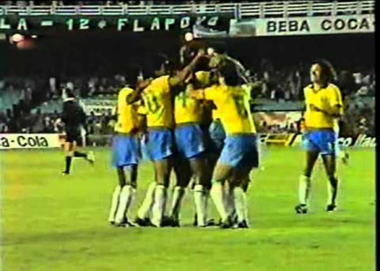 A luta da Seleção para quebrar um jejum de 40 anos sem títulos na Copa América passou pelo Maracanã. Na fase de grupos da edição de 1989, o Brasil despachou o Paraguai e, posteriormente, consegui uma vitória maiúscula: Bebeto e Romário decretaram a vitória por 2 a 0 sobre a Argentina de Maradona.