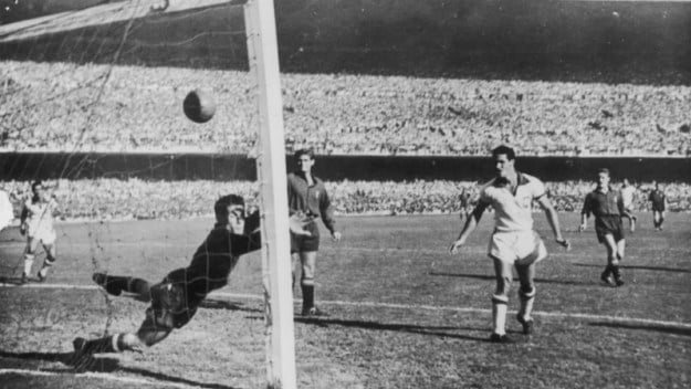 10 - Brasil 6x1 Espanha (1950) - Uma das maiores exibições da seleção brasileira em Copas do Mundo, a partida válida pelo quadrangular final do mundial de 50 trouxe euforia e esperança aos torcedores, que sonhavam em conquistar o seu primeiro título, sobretudo em casa. No entanto, o título só veio oito anos depois. 