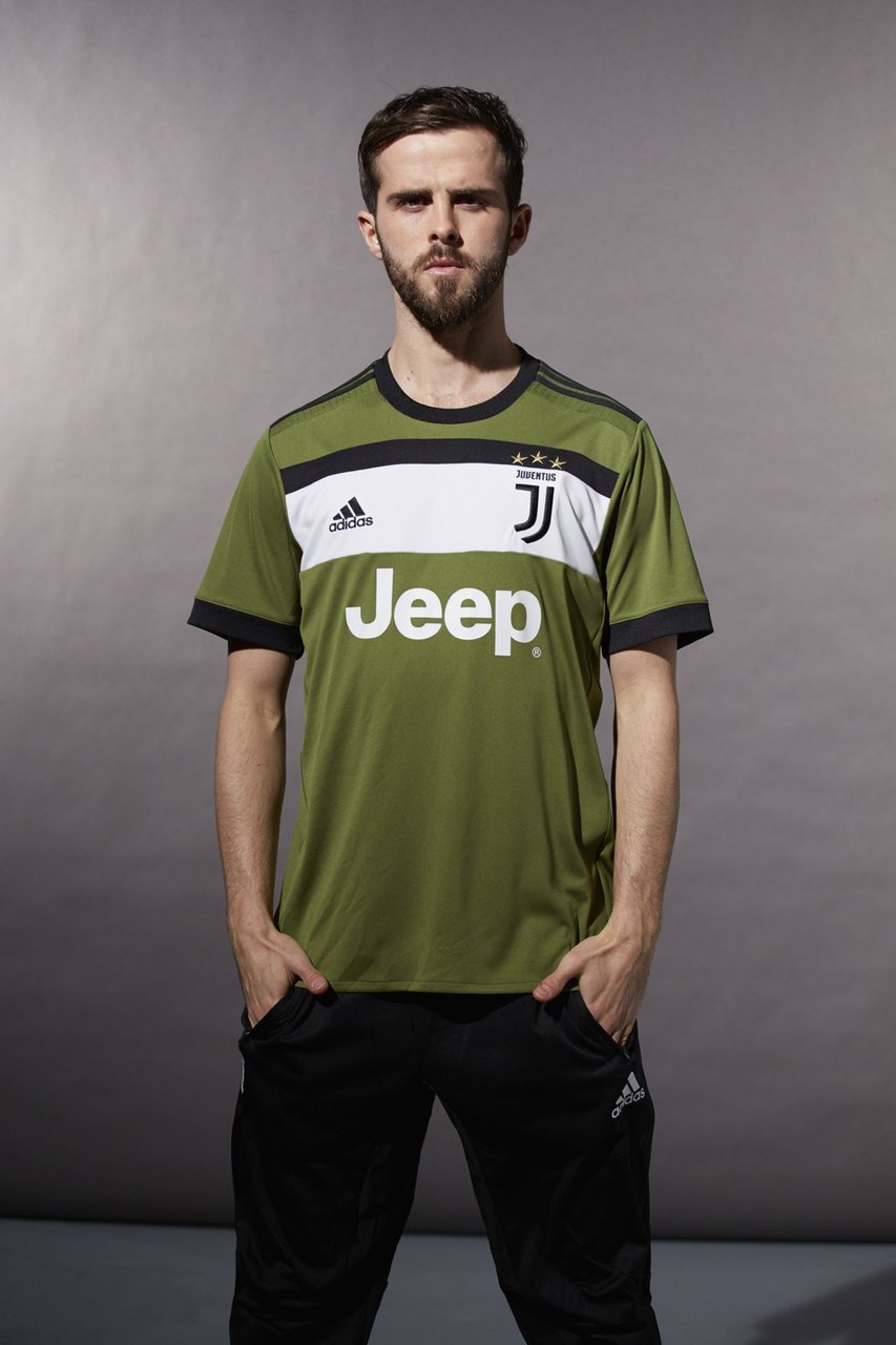 JUVENTUS: Também a camisa da Velha Senhora foi escolhida em votação entre modelos feitos por torcedores. O resultado foi bem criativo e diferente do tradicional. Entretanto, não se trata do uniforme principal, mas o terceiro. E a temporada, a exemplo do Real Madrid, foi a 2017-2018.