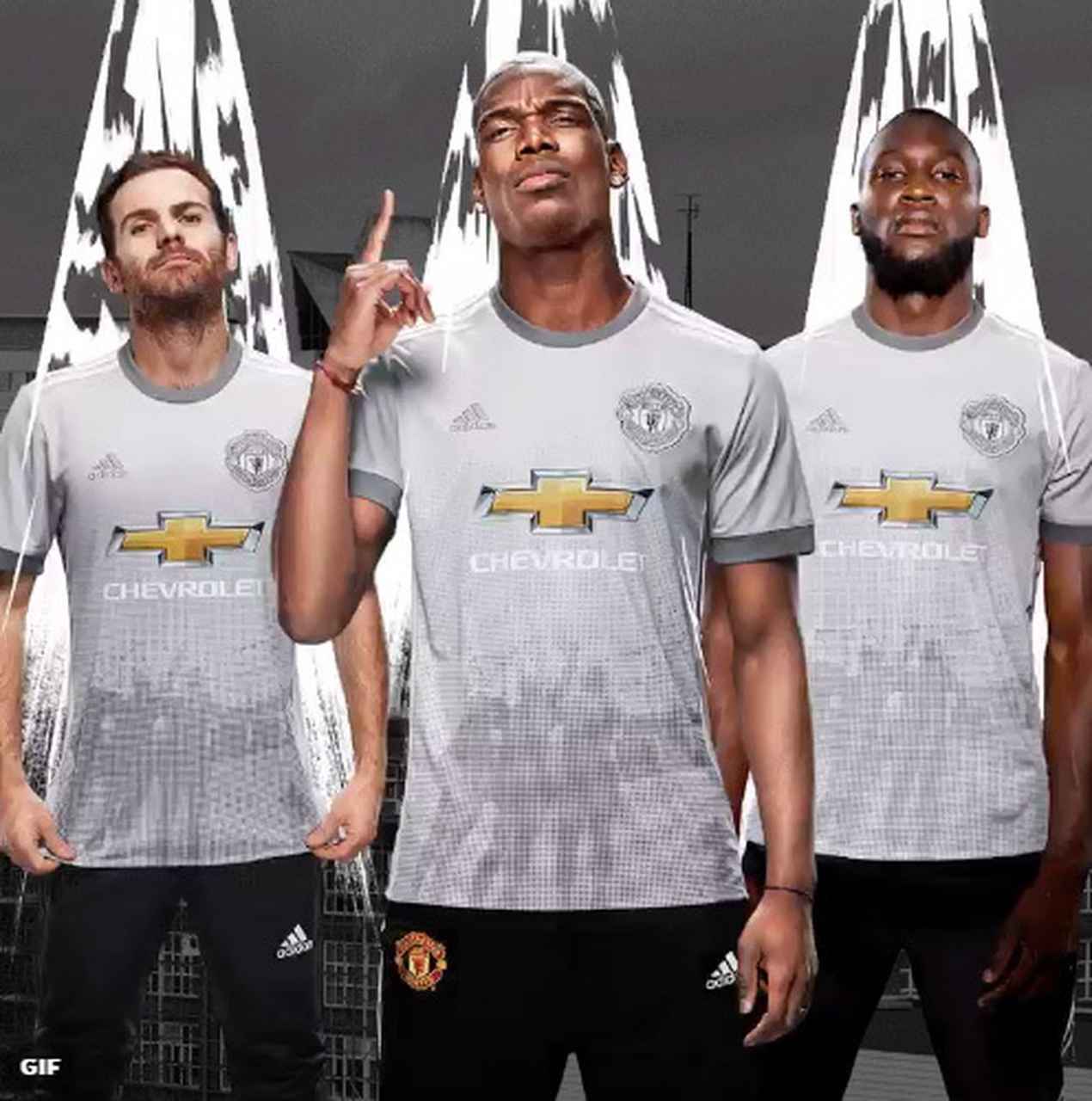 MANCHESTER UNITED: O terceiro uniforme do Manchester United também foi escolhido entre criações de torcedores. Mais um integrante da campanha da campanha do fabricante na temporada 2017-2018.