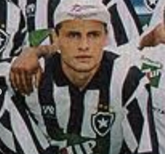 O volante Leandro Ávila deixou o Botafogo em 1996 rumo ao Vasco e retornou em 2001. Passou também pelos dois outros grandes do Rio, Palmeiras e Internacional. Encerrou a carreira em 2004 e se tornou auxiliar técnico.