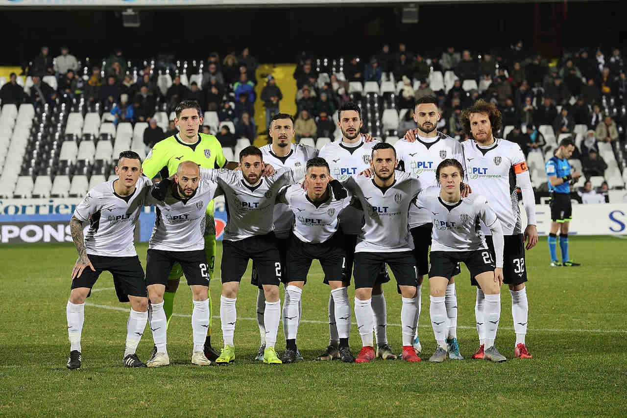 Cesena - Outro clube italiano a decretar falência e ter que reiniciar sua história na quarta divisão do futebol do país em virtude das altas dívidas bancárias que a entidade acumulou.