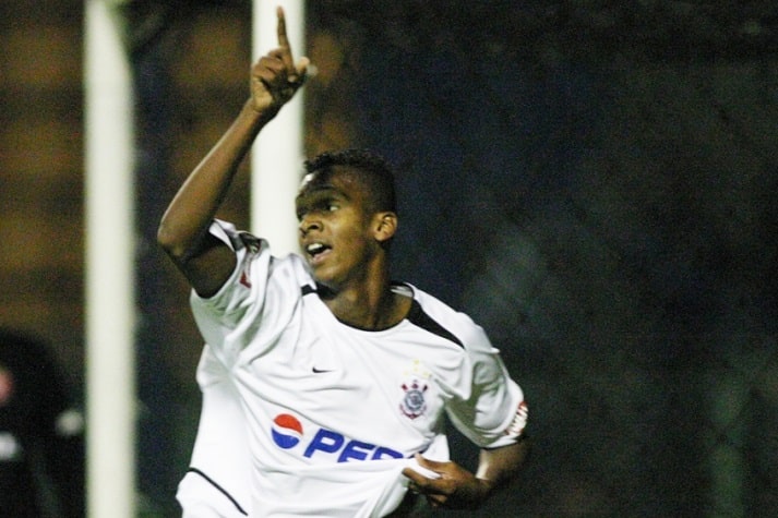 1) O primeiro gol: Corinthians 3 x 1 Internacional - 24/8/2003 - 28ª Rodada do Brasileirão-2003: marcou seu primeiro gol como profissional e se tornou o jogador mais jovem a balançar a rede pelo Timão com 16 anos, quatro meses e quatro dias.