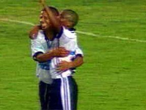 Timão como mandante: Corinthians 4 x 2 Internacional - 17 de outubro de 1999 - Campeonato Brasileiro. Punido pela CBF, os corintianos tiveram de jogar fora de São Paulo e escolheram o Maracanã para mandar o jogo. Com três gols de Luizão e um de Edilson, o Timão bateu o Inter em seu primeiro jogo como mandante no estádio.