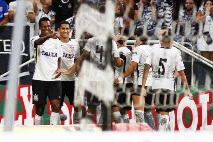 O Banco Caixa já patrocinou os rivais Corinthians e Santos ao mesmo tempo, no ano de 2017.