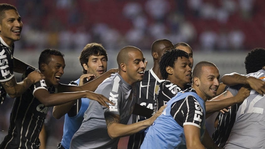 Paulistão/Semifinal/Corinthians: Começando por 2013. O São Paulo foi eliminado nas semifinais do Paulistão pelo Corinthians, ao perder nos pênaltis em pleno Morumbi. O jogo ficou marcado pela famosa adiantada de Rogério Ceni em cobrança de pênalti de Alexandre Pato.