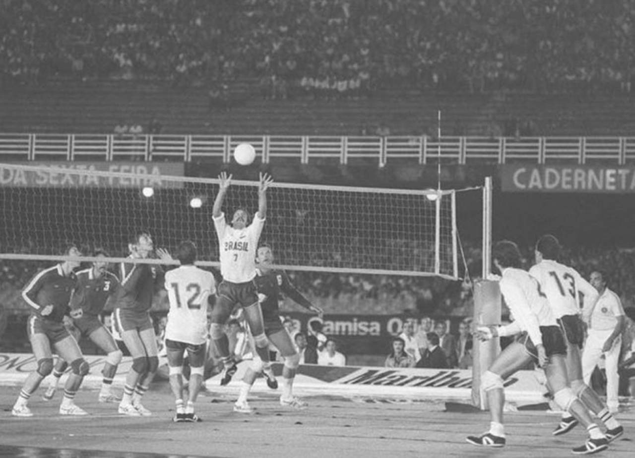 Outro esporte entrou em cena no Maracanã. O Desafio Internacional de Vôlei entre Brasil e União Soviética, marcado para o dia 17 de julho de 1982, mudou para o dia 26 devido ao mau tempo. Mas não conseguiu driblar a chuva, que novamente compareceu para render momentos inusitados.