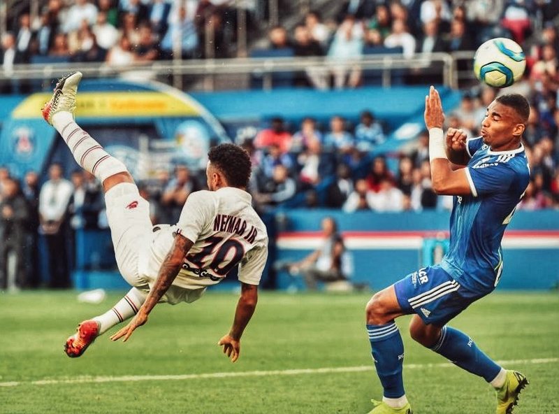 Após toda polêmica por manifestar o desejo de sair do PSG em 2019, Neymar respondeu as vaias da torcida em seu retorno ao time com um golaço de bicicleta. O PSG empatava com o Strasbourg até que, aos 47 minutos do segundo tempo, Neymar emendou uma linda bicicleta, deu a vitória ao Paris e ouviu aplausos ao final da partida. 