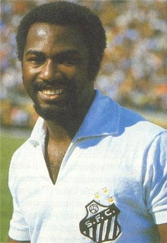 EDU - O atacante, que era titular com João Saldanha, foi um dos eternos parceiros de Pelé e mora atualmente na cidade de Santos. 