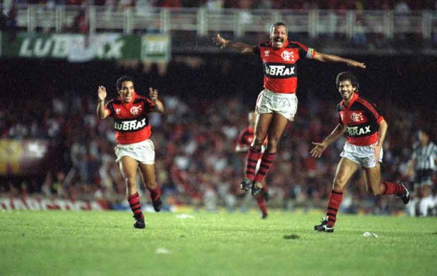 15. Flamengo 3x0 Botafogo - 12/7/90 - primeiro jogo da final do Brasileirão, com show da equipe liderada por Júnior, que logo alijou a vantagem que o Alvinegro tinha. Uma semana depois, no mesmo local e com uma tragédia nas arquibancadas, mais um título nacional.