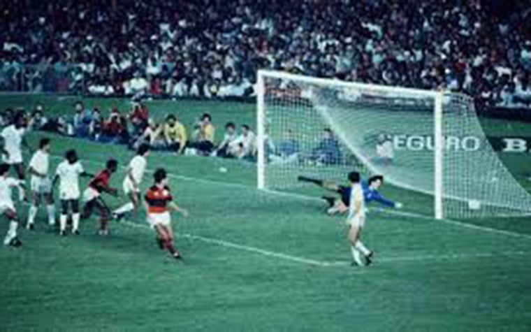 12. Flamengo 3x0 Santos - 29/5/83 - Bicampeonato brasileiro com uma atuação de gala. Os gols foram marcados por Zico, Adílio e Leandro.