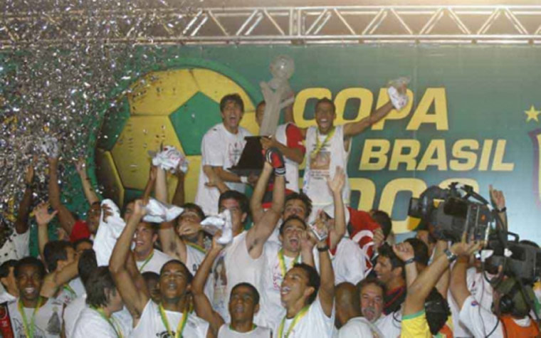 Um clássico estadual agitou a final da Copa do Brasil de 2006. Flamengo e Vasco disputaram o título do mata-mata. O Rubro-Negro venceu ambos os jogos, por 2 a 0 e 1 a 0, respectivamente, e foi campeão.