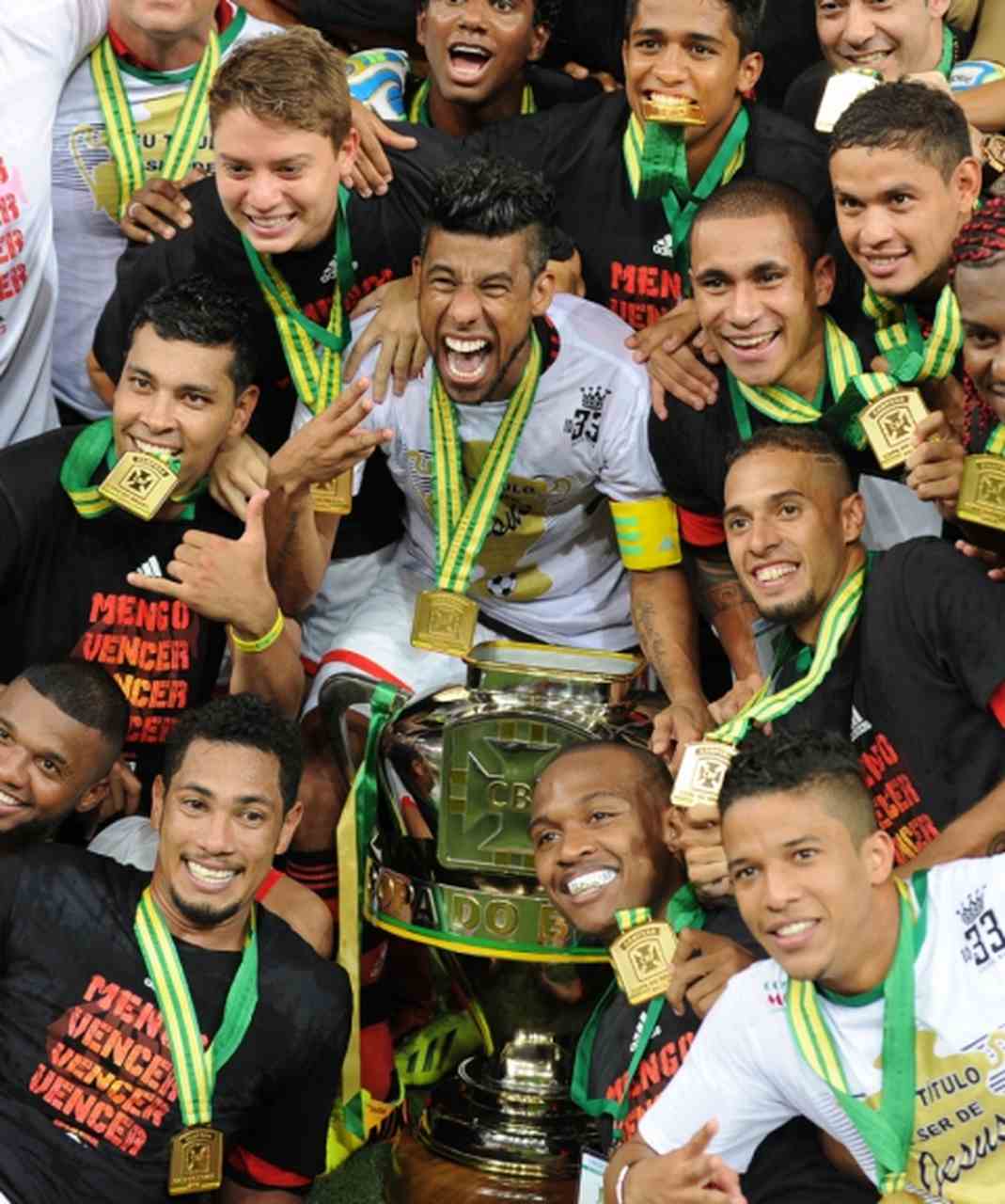 Jogo de ida da final de 2013: Athletico-PR 1 x 1 Flamengo - Na volta, o Flamengo venceu por 2 a 0 e foi campeão.