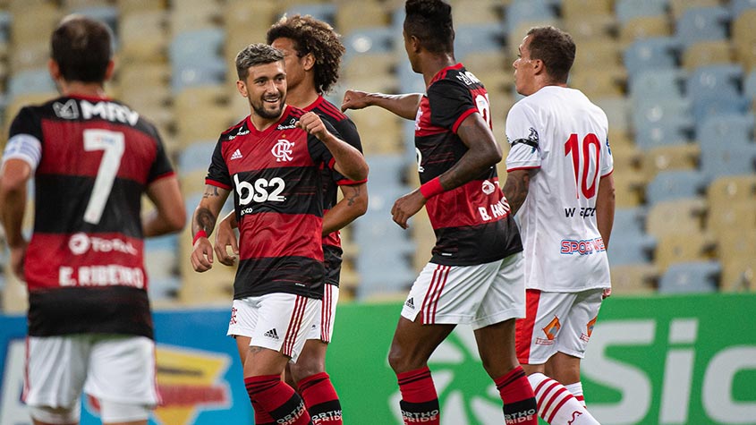 ARRASCAETA FECHOU, ARRASCAETA ABRIU - Arrascaeta foi o responsável pela virada do Flamengo no último jogo antes da paralisação, dia 14 de março, contra a Portuguesa (2 a 1). E foi novamente dos pés do uruguaio o primeiro gol deste reinício do Carioca. O tento inaugural saiu na casa dos 20 minutos do primeiro tempo.