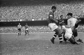 9 - Fluminense 0x0 Flamengo (1963) - No dia 15 de dezembro de 1963, um clássico entrou para a história como o jogo de maior público entre clubes de futebol no Brasil. O FlaxFlu, que decidiu o estadual daquele ano e deu o título ao Rubro-Negro teve o público de 177.020 pagantes e 194.603 presentes.