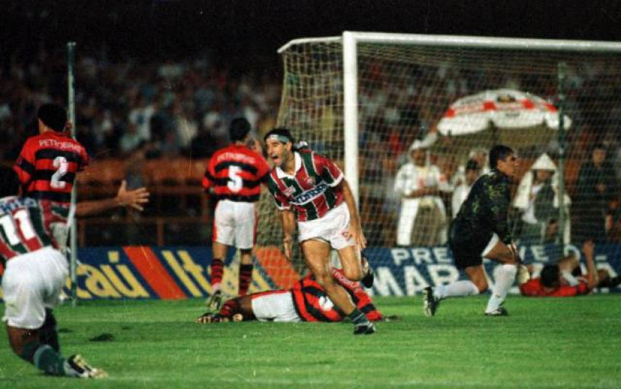 6 - Fluminense 3x2 Flamengo (1995) - Uma das decisões mais emocionantes da história do Campeonato Carioca, este FlaxFlu teve de tudo: drama, emoção, expulsões e um gol eterno. Após chute de Aílton, Renato Gaúcho, de barriga, fez o gol que deu o título estadual de 95 ao Fluminense, no ano do centenário do rival. 