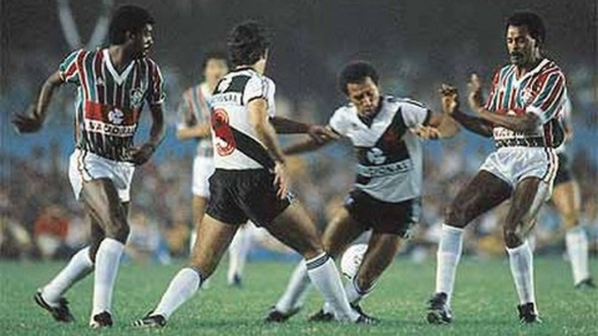 Lá em 1984, com patrocínios pontuais para Vasco e Fluminense, o Banco Nacional deu o pontapé inicial no negócio, assim como os bancos Credireal e Agrimisa, entre as décadas de 80 e 90, para o Atlético-MG.