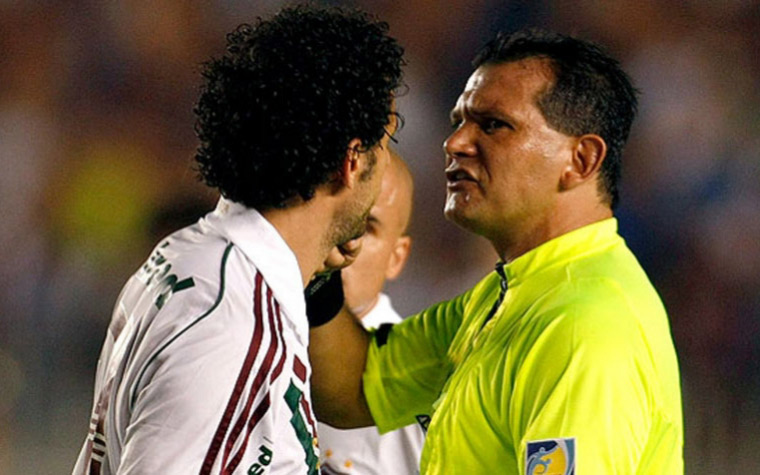 VICE NA SULA: Naquele mesmo 2009, o Flu foi à final da Copa Sul-Americana contra a LDU (EQU). No primeiro jogo, goleada para os equatorianos. No segundo, o Tricolor estava bem, Fred fez um gol, mas foi expulso, prejudicando a equipe que terminaria como vice-campeã, apesar da vitória no Maracanã.