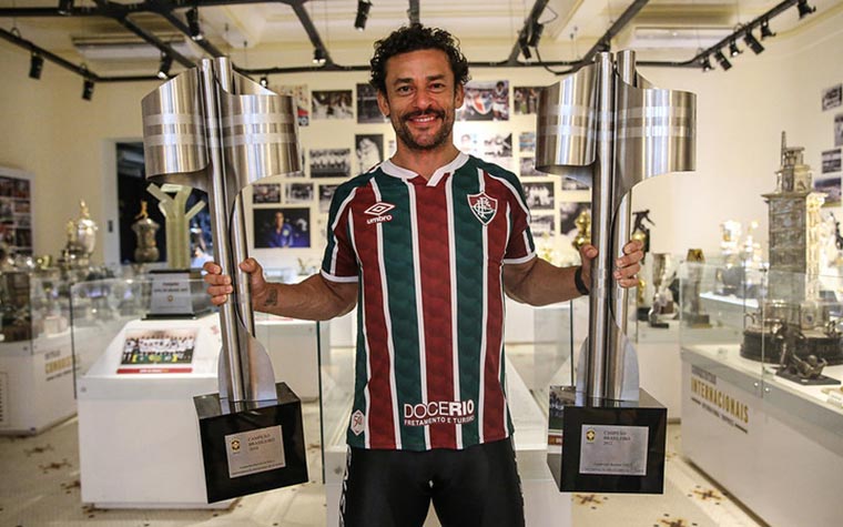 Depois de cinco dias na viagem de bicicleta de Minas Gerais ao Rio de Janeiro, Fred finalmente chegou ao Fluminense. Na manhã desta sexta-feira, o atacante foi às Laranjeiras para a assinatura do contrato e, com direito a emoção e reencontro com as taças do Brasileirão, fez uma sessão de fotos com o Flu. Veja a seguir as imagens.