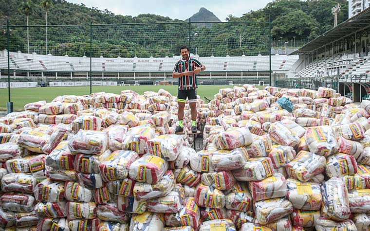 As doações, dele, de patrocinadores e de torcedores, serão revertidas em cestas básicas para comunidades carentes e funcionários do Flu com menores salários.