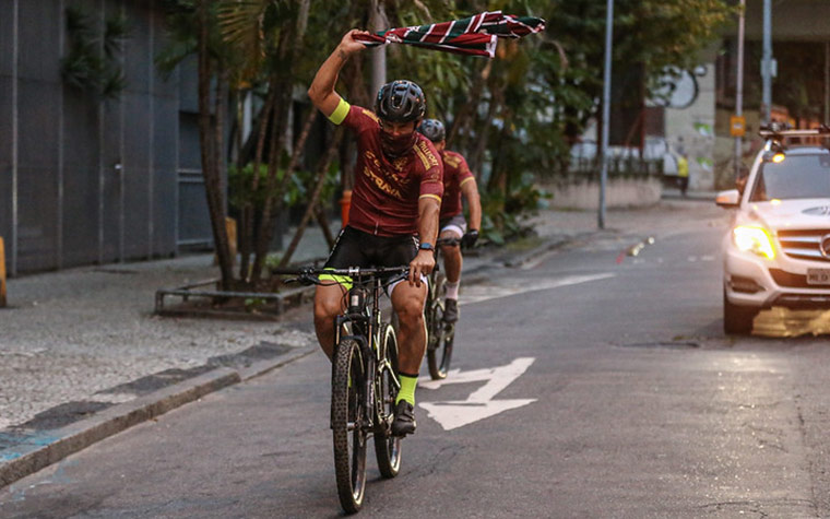 O primeiro grande destaque fica para a chegada de Fred ao Rio de Janeiro. De bicicleta, o atacante foi até as Laranjeiras para assinar contrato até 21 de julho de 2022, data do aniversário do Fluminense.