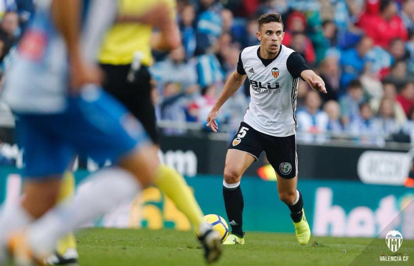 ESQUENTOU - Conforme noticiado pelo diário espanhol 'Marca', Gabriel Paulista rejeitou a primeira oferta de renovação do Valencia. Segundo a publicação, o zagueiro brasileiro pretende continuar no clube, mas recusou uma proposta de renovação por mais um ano e com o mesmo salário, algo considerado inaceitável pelo atleta. Ele vem sendo sondado pelo Lyon e duas equipes inglesas.