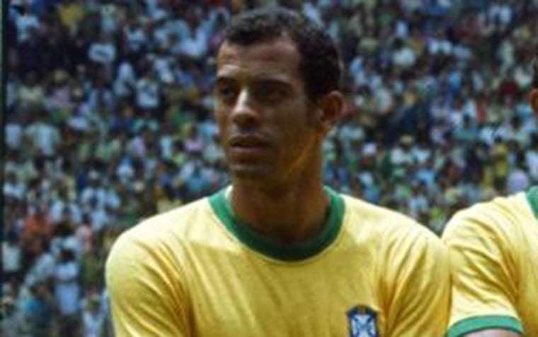 Carlos Alberto Torres, capitão do tricampeonato mundial da Seleção Brasileira, tem seus nobres pés lembrados no Maracanã.